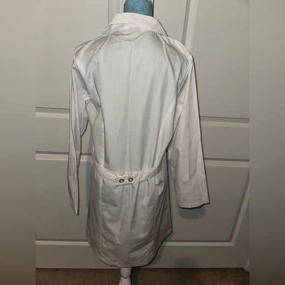 White lab coat 🥼 🧪 - Picture 2 of 6